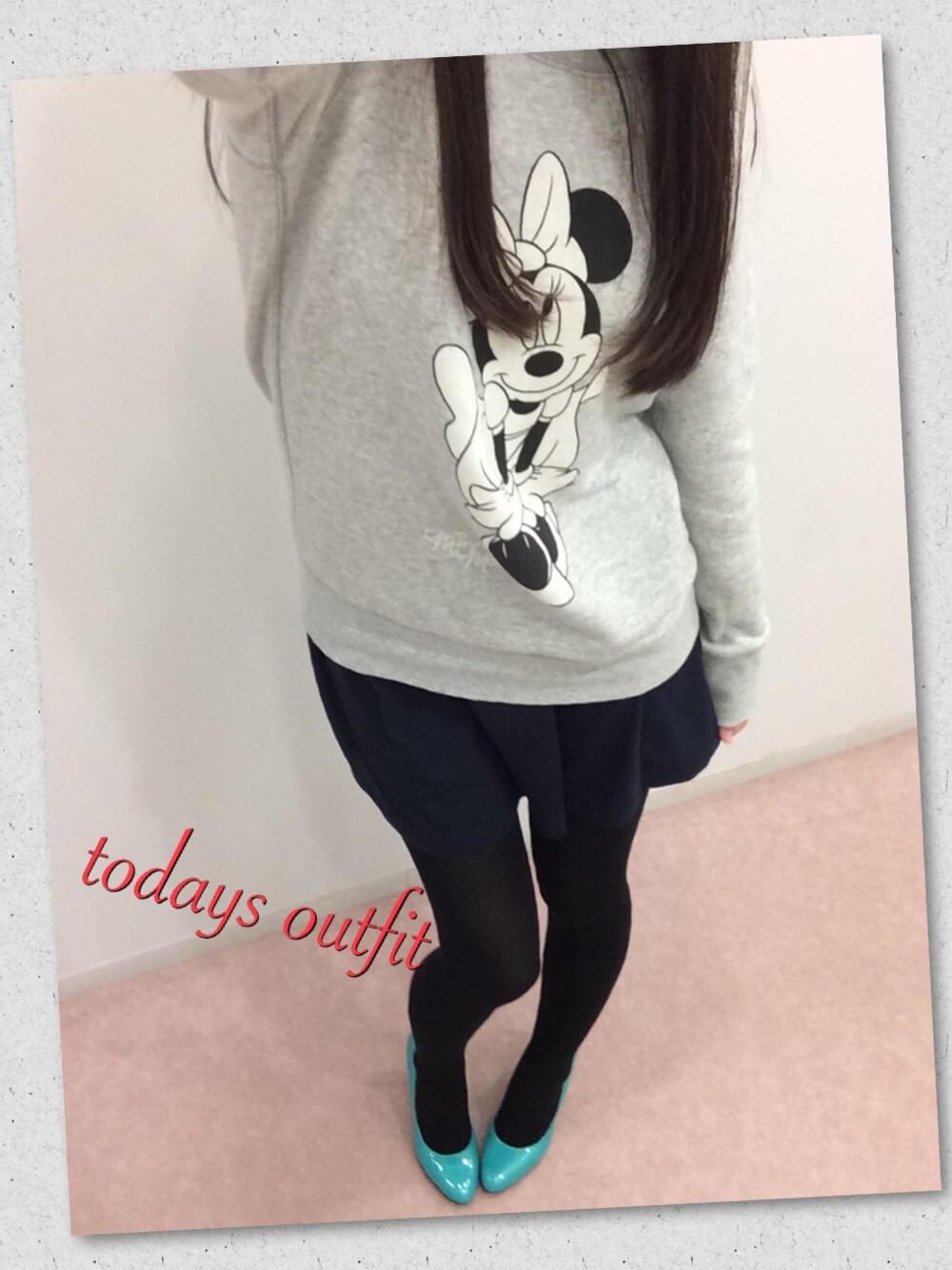 「クリスマス2014(レッド×グリーン)、ディズニー、UNIQLO、DIANA」｜「UNIQLOのアイテム（スウェット、グレー系）」を使った、raraさん（レディース・164cm）の冬コーディネートの1枚目の写真