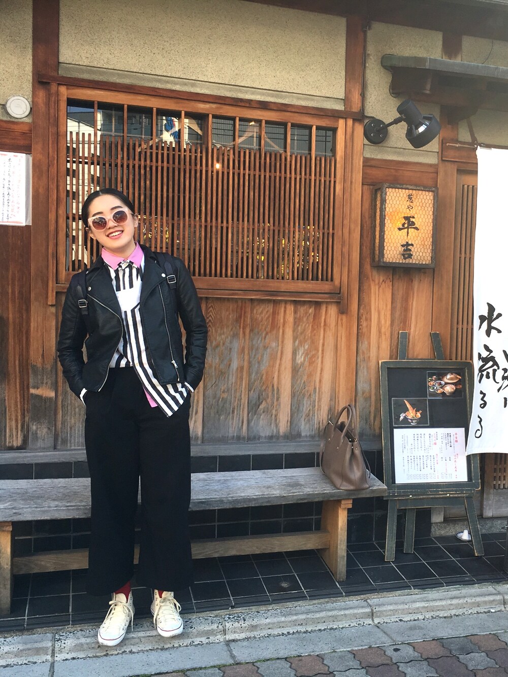 ピンク系のシャツ/ブラウス、ブラック系のシャツ/ブラウス、ベージュ系のスニーカーを着用したレディースの秋コーディネートの1枚目の写真