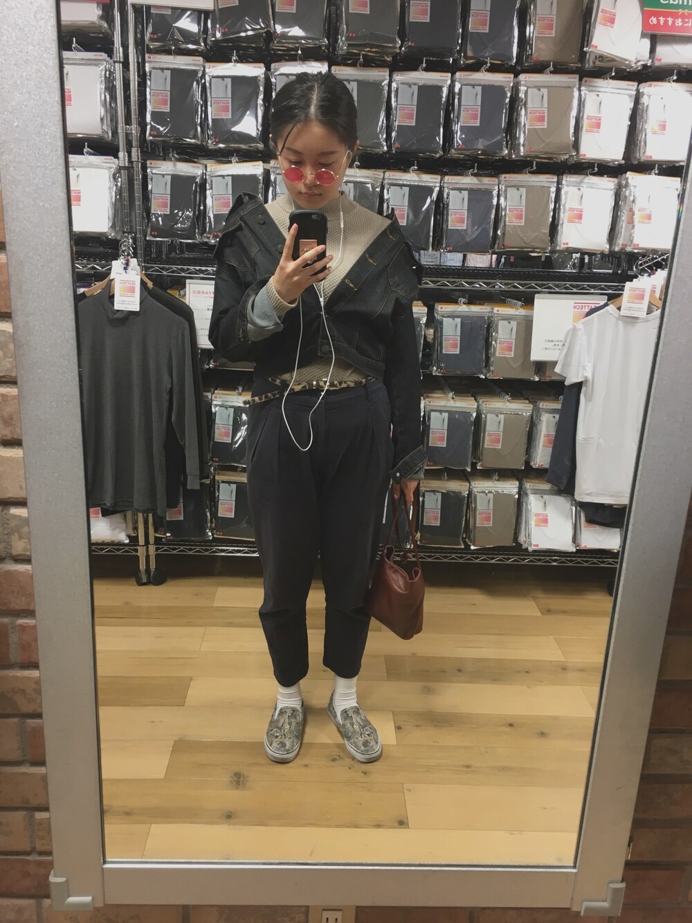 ベージュ系のトップス、ベージュ系のスニーカー、ベージュ系のベルトを着用したレディースの冬コーディネートの1枚目の写真