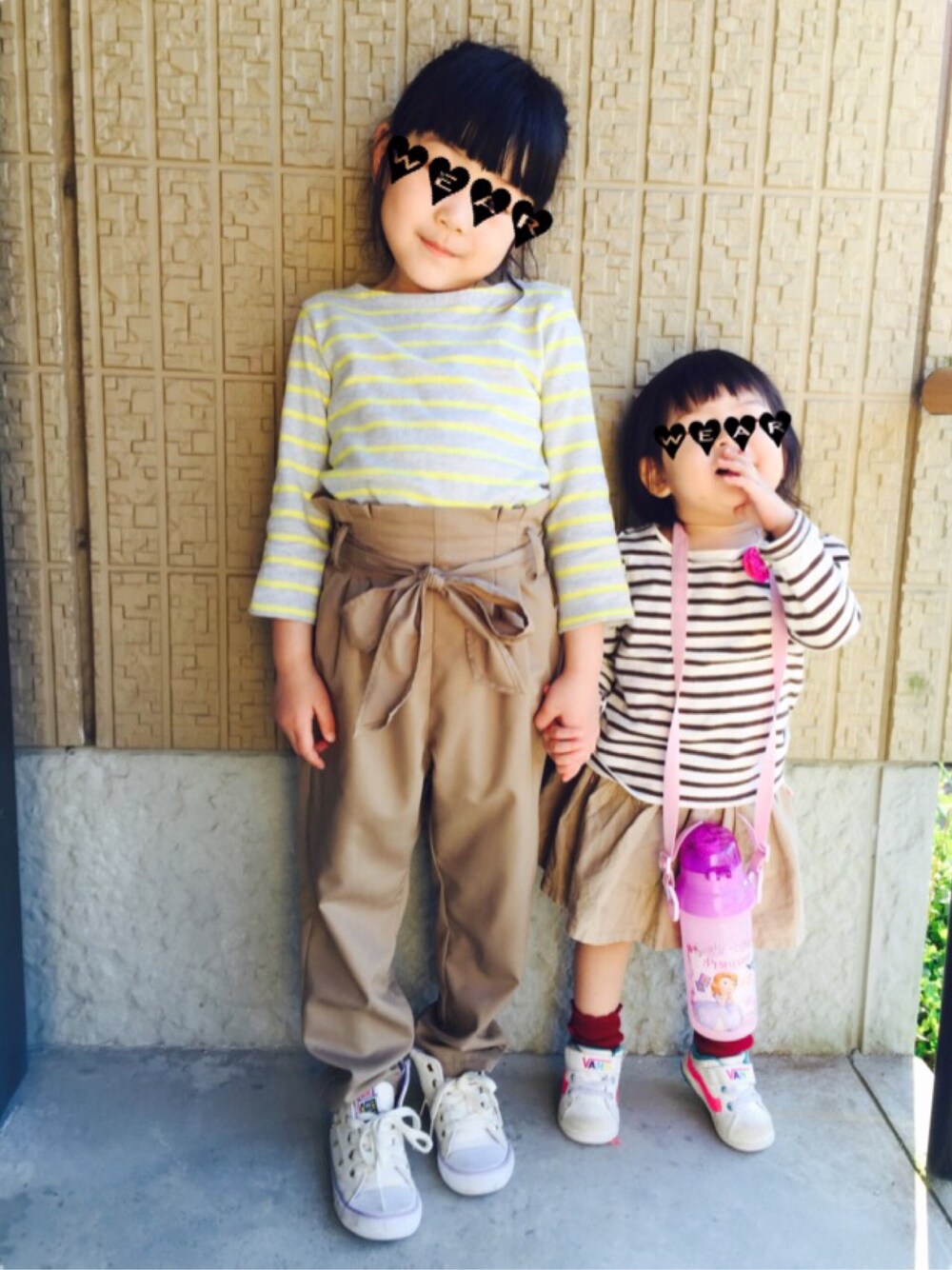 ベージュ系のその他パンツ、ベージュ系のスカート、ホワイト系のスニーカーを着用したキッズの春コーディネートの1枚目の写真