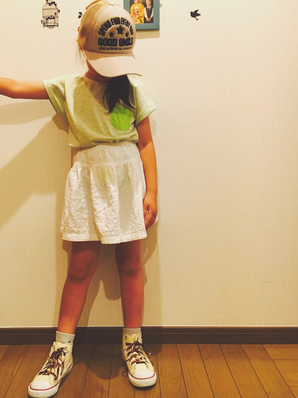 グリーン系のTシャツ/カットソー、ホワイト系のスニーカー、ホワイト系のスカートを着用したキッズの夏コーディネートの1枚目の写真