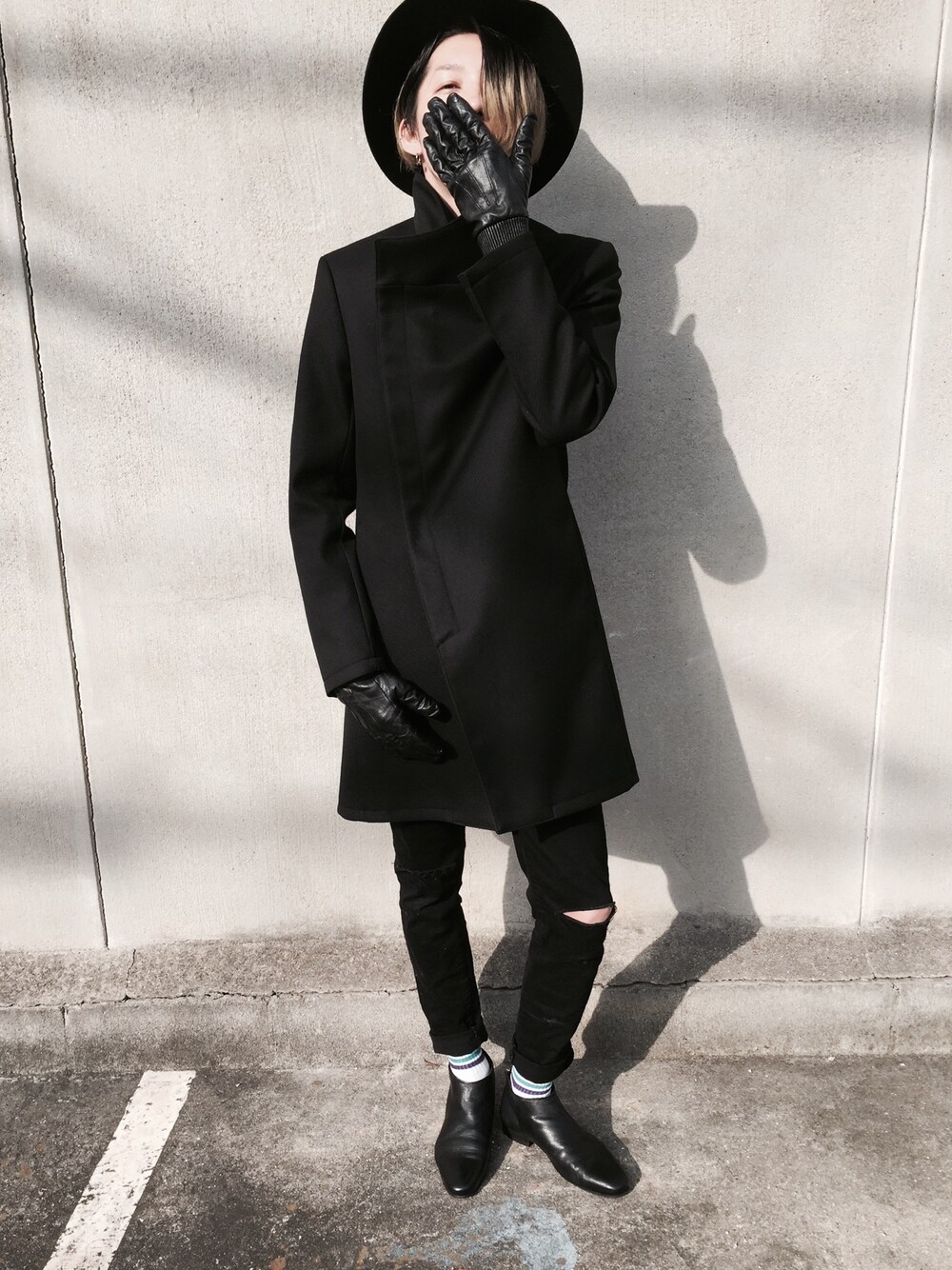 「柄ソックス、ワントーンコーデ、ツバ広ハット、ロールアップ、ボーダーソックス、FOREVER 21、ZARA」｜「FOREVER 21のアイテム（ハット、ブラック系）」を使った、t2さん（メンズ・182cm）の冬コーディネートの1枚目の写真