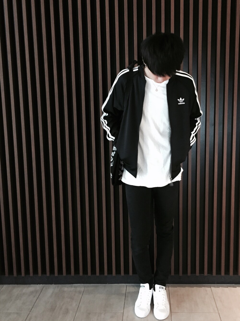 「ジャージ、シロティシャツ、秋コーデ、スキニー、スニーカー、スタンスミス、アディダス、プレゼント、黒、白」｜「adidas Originalsのアイテム（スニーカー、ホワイト系）」を使った、t2さん（メンズ・182cm）の秋コーディネートの1枚目の写真