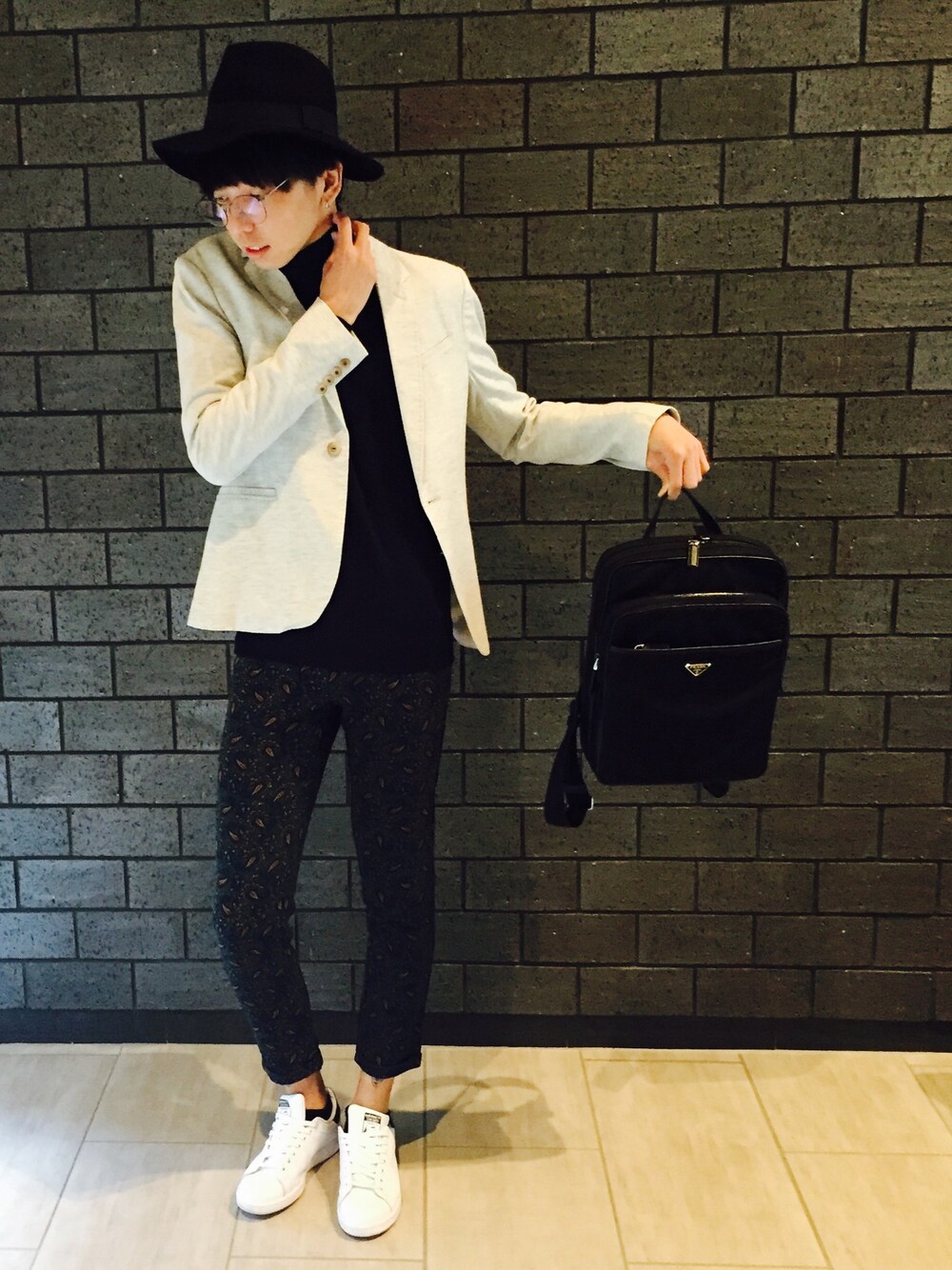 「秋、シンプルコーデ、バックパック、タートルネック、ジャケット、ハット、ドレス、スニーカー、めがね、PRADA」｜「Ray-Banのアイテム（サングラス、グレー系）」を使った、t2さん（メンズ・182cm）の秋コーディネートの1枚目の写真