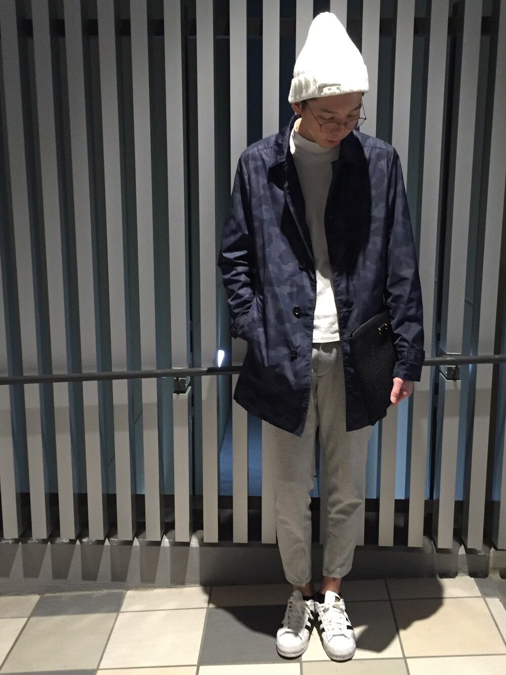 「スニーカー、春コーデ、シンプルコーデ、ユニクロ、ブルー、ホワイト、white、blue、EXPOCITY」｜「Ray-Banのアイテム（サングラス、グレー系）」を使った、t2さん（メンズ・182cm）の春コーディネートの1枚目の写真