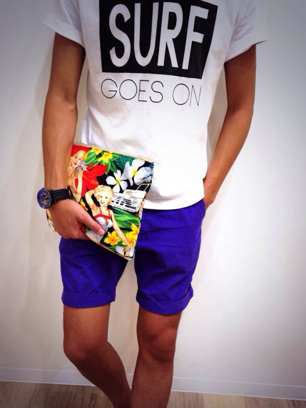 「summer、clutchbag、handmade、VANS、SURF」｜「HARDMANのアイテム（Tシャツ/カットソー、ホワイト系）」を使った、JOEさん（メンズ・175cm）の夏コーディネートの1枚目の写真