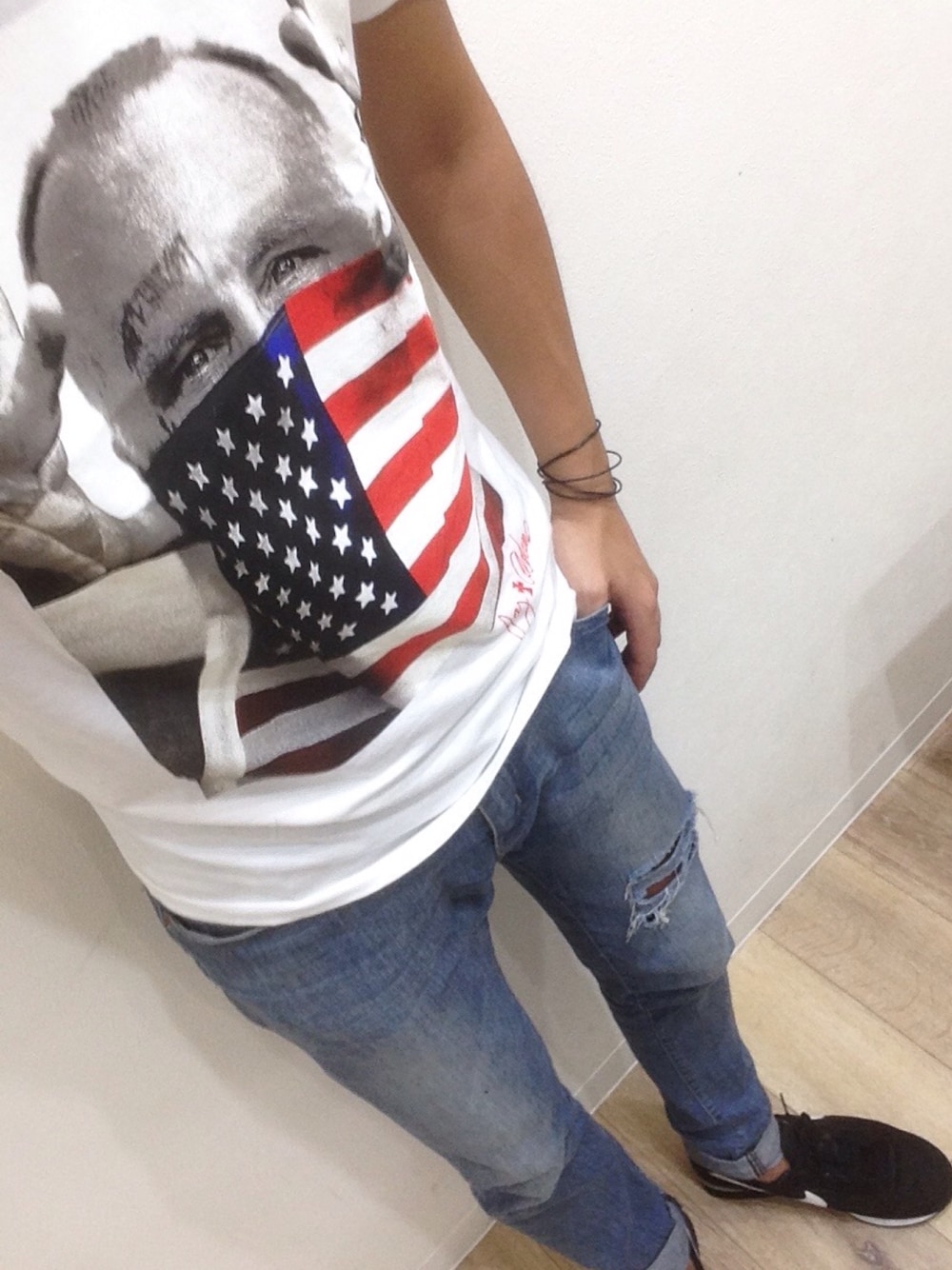 「OSIRISのアイテム（Tシャツ/カットソー、ホワイト系）」を使った、JOEさん（メンズ・175cm）の秋コーディネートの1枚目の写真