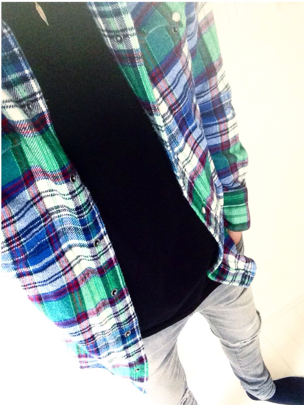 「CHEAP MONDAYのアイテム（デニムパンツ、グレー系）」を使った、JOEさん（メンズ・175cm）の秋コーディネートの1枚目の写真