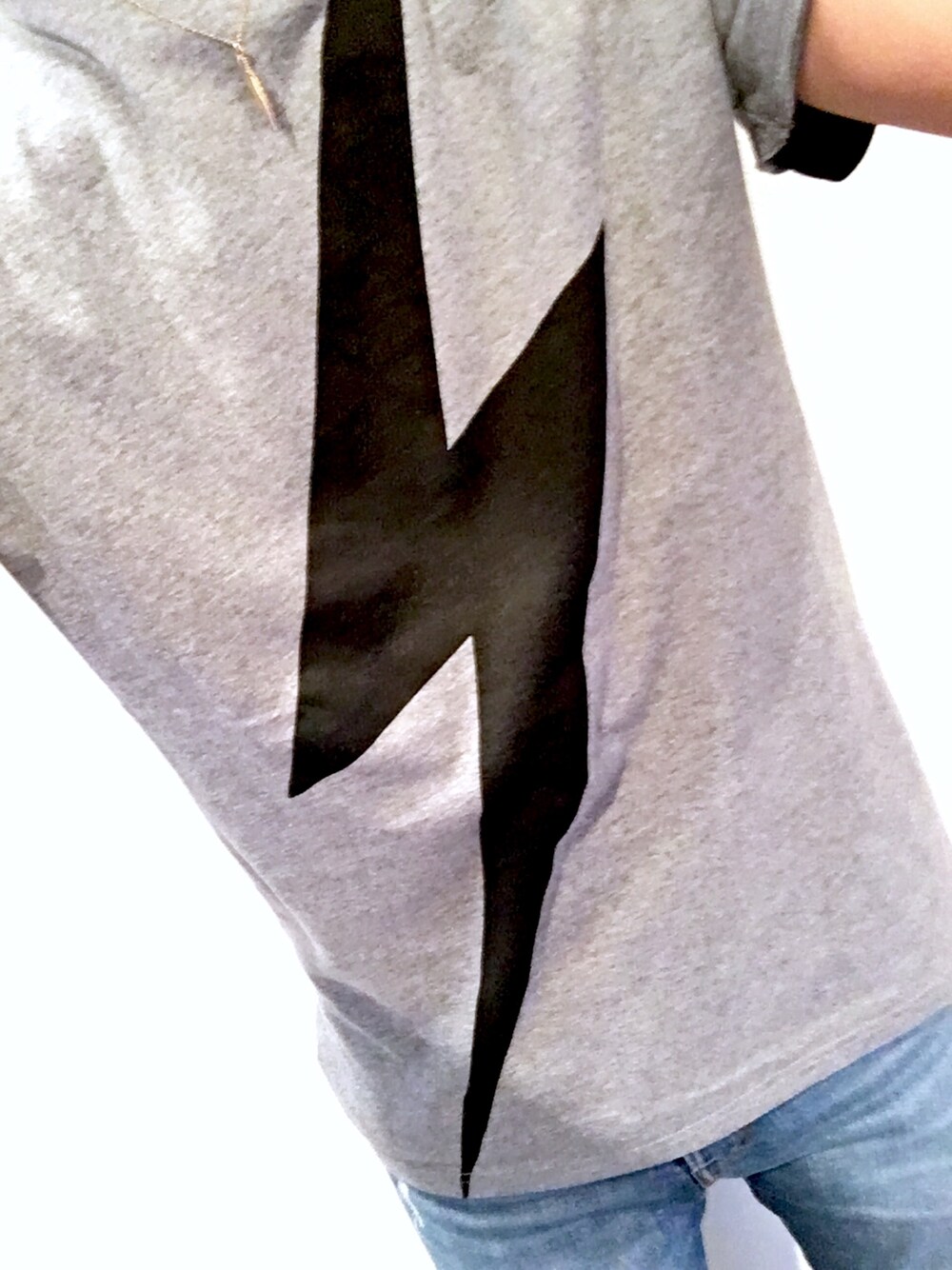 「Lightning Boltのアイテム（Tシャツ/カットソー、グレー系）」を使った、JOEさん（メンズ・175cm）の夏コーディネートの1枚目の写真