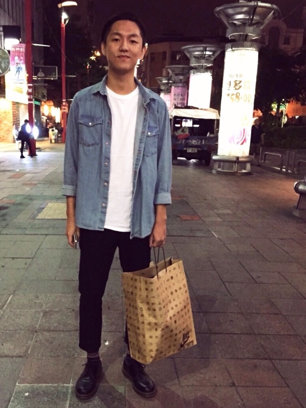 「blue、white、black、Dr.Martens、supreme」｜「H&M DIVIDEDのdenim shirt（シャツ/ブラウス、ブルー系）」を使った、abcDさん（メンズ・180cm）の秋コーディネートの1枚目の写真