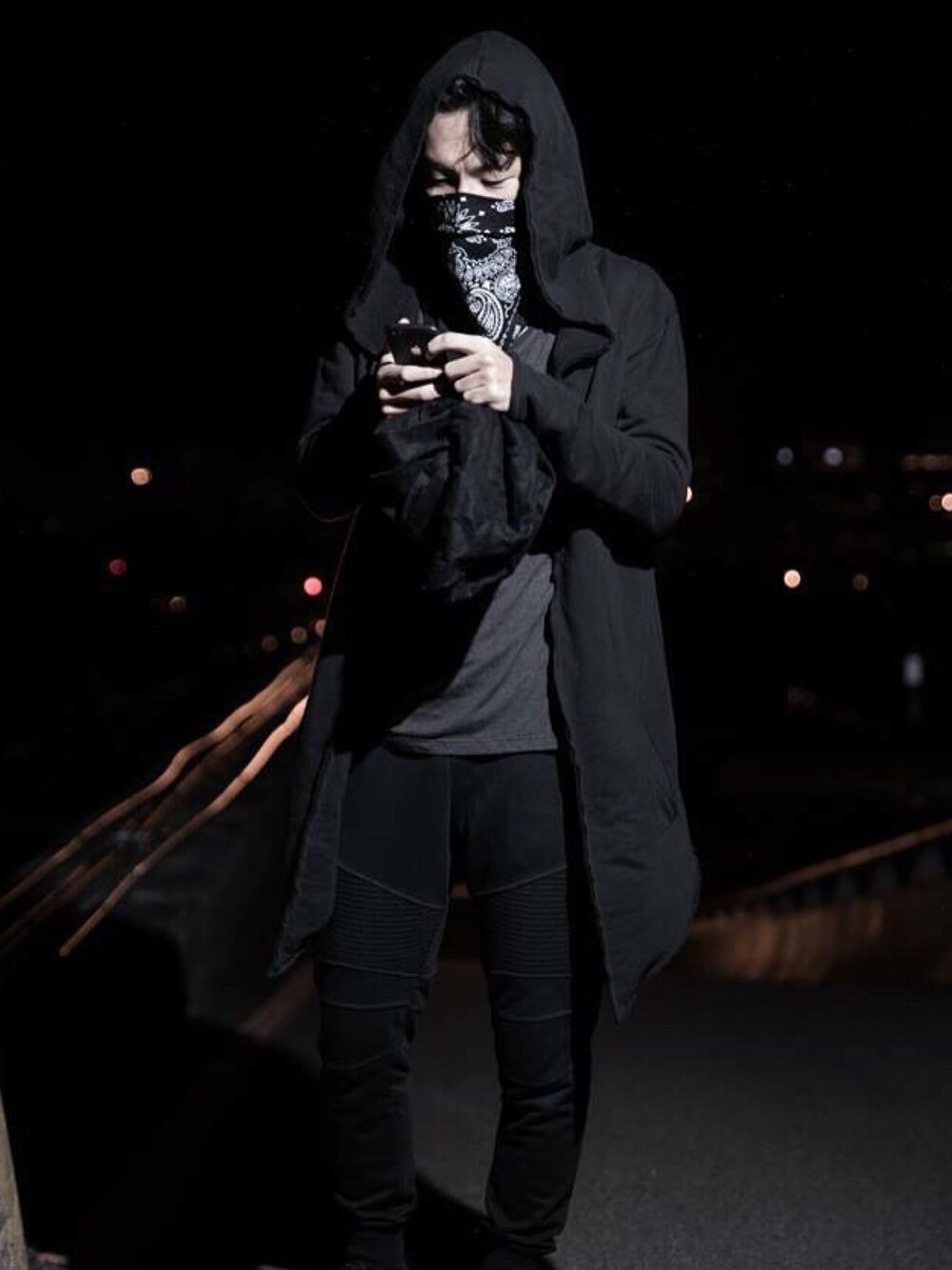 「black、SHEMAGH、cape、grey」｜「夜市のアイテム（ファッション雑貨、ブラック系）」を使った、abcDさん（メンズ・180cm）の冬コーディネートの1枚目の写真