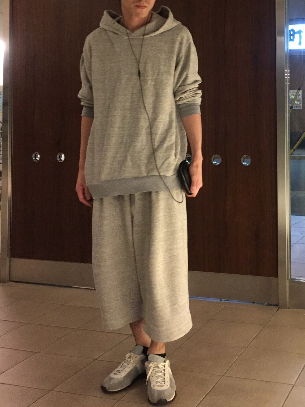 「addaptationのアイテム（Tシャツ/カットソー、ブラック系）」を使った、TMRさん（メンズ・173cm）の秋コーディネートの1枚目の写真