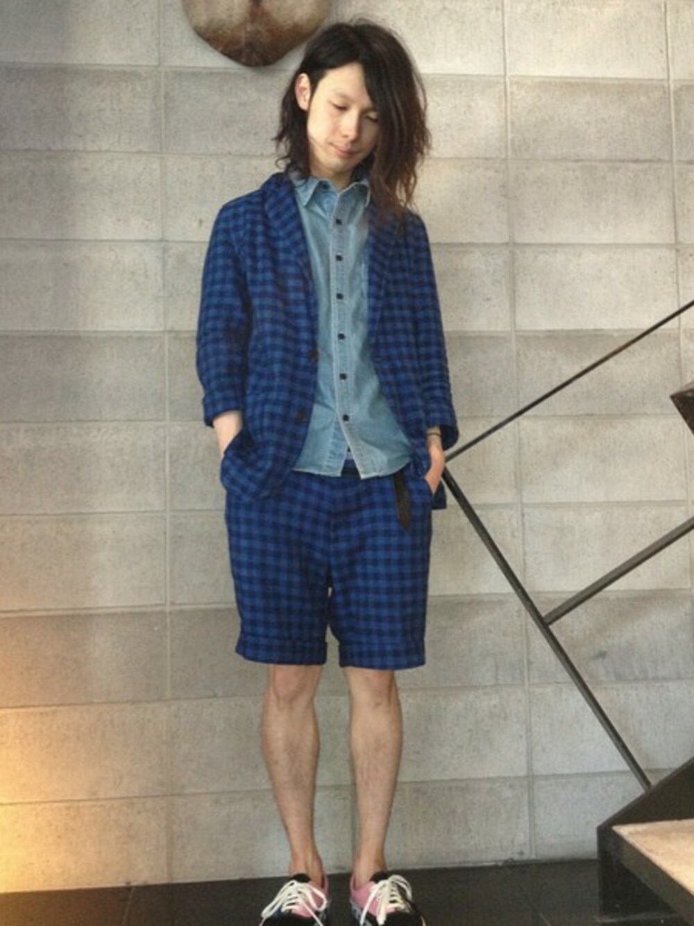 ブルー系のシャツ/ブラウスを着用したメンズの春コーディネートの1枚目の写真