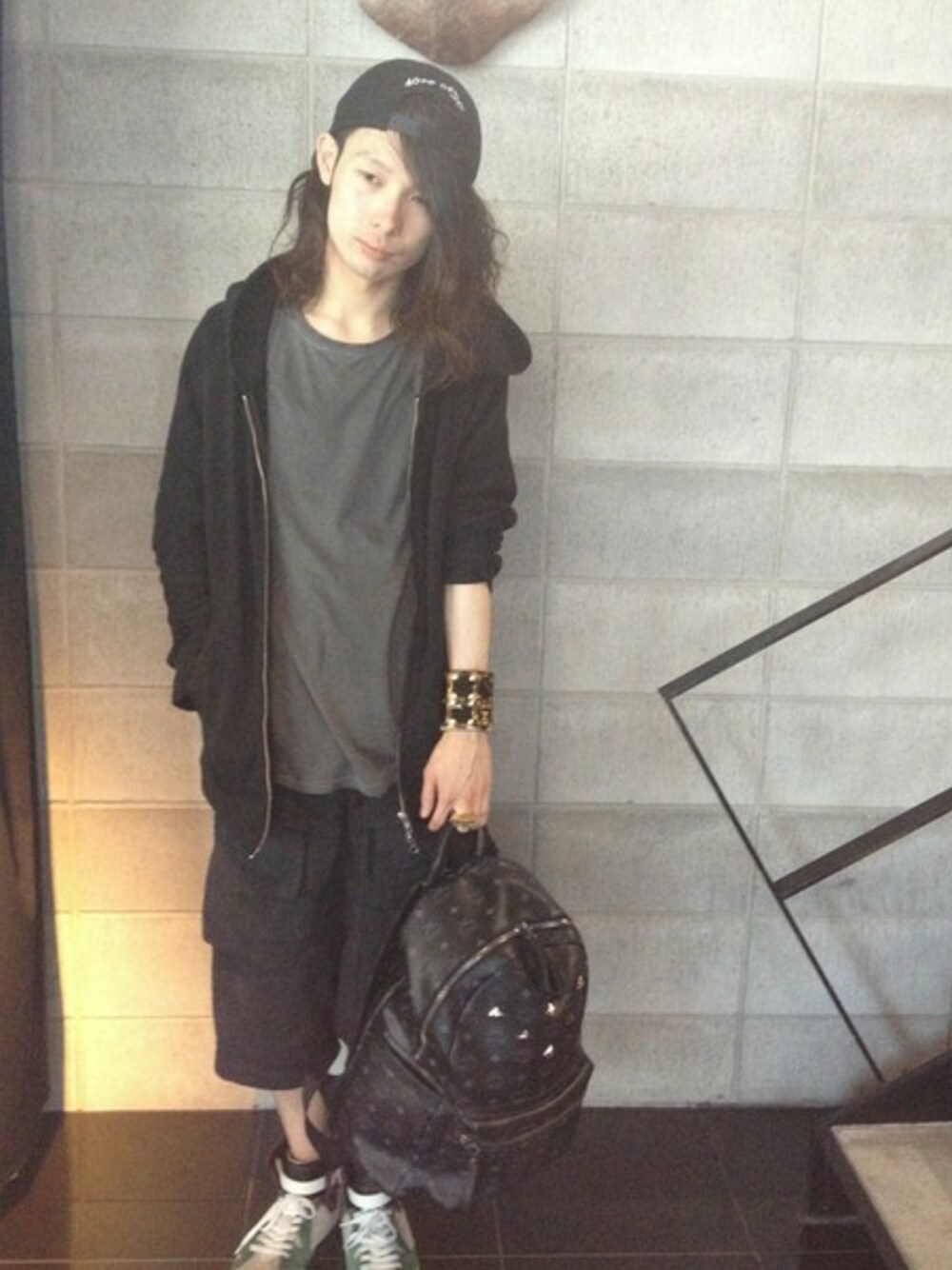 ブラック系のバックパック/リュック、ブラック系のパーカーを着用したメンズの夏コーディネートの1枚目の写真