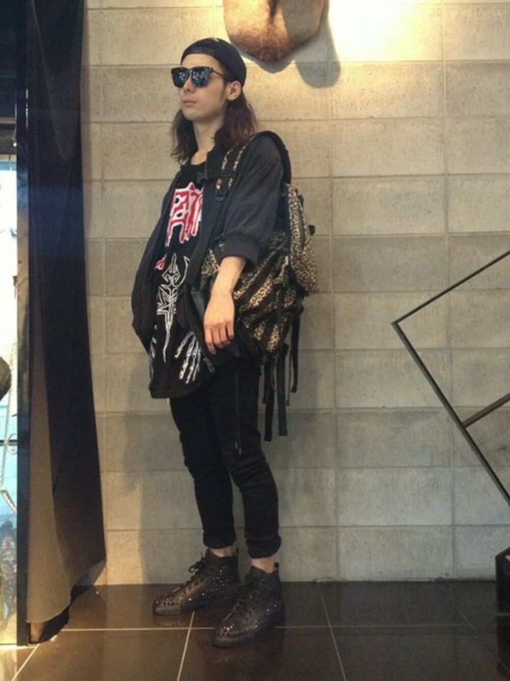 ベージュ系のバックパック/リュック、ブラック系のスニーカーを着用したメンズの夏コーディネートの1枚目の写真