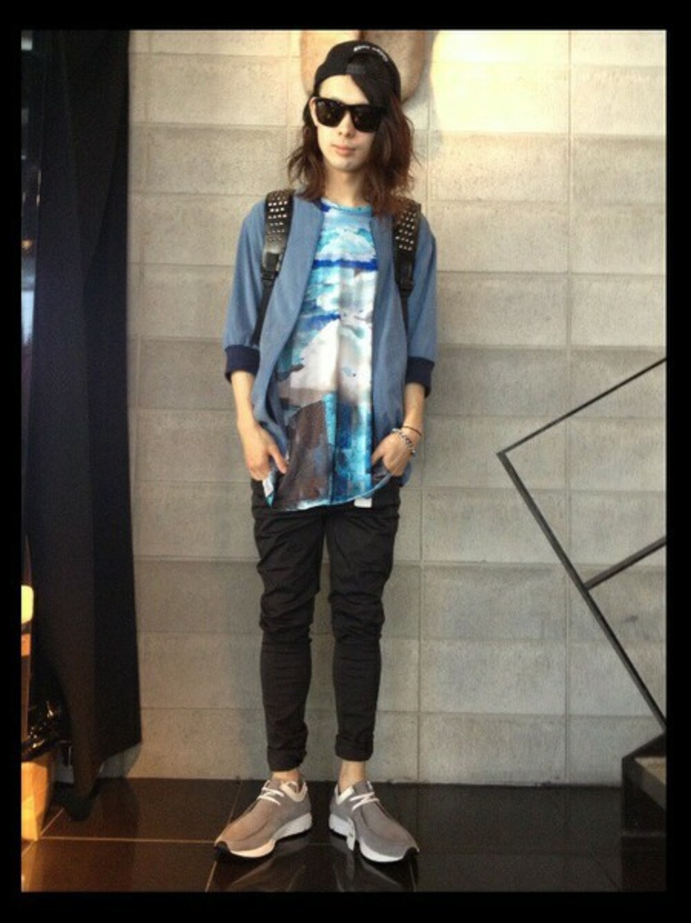 グレー系のその他パンツ、ブラック系のバックパック/リュックを着用したメンズの夏コーディネートの1枚目の写真