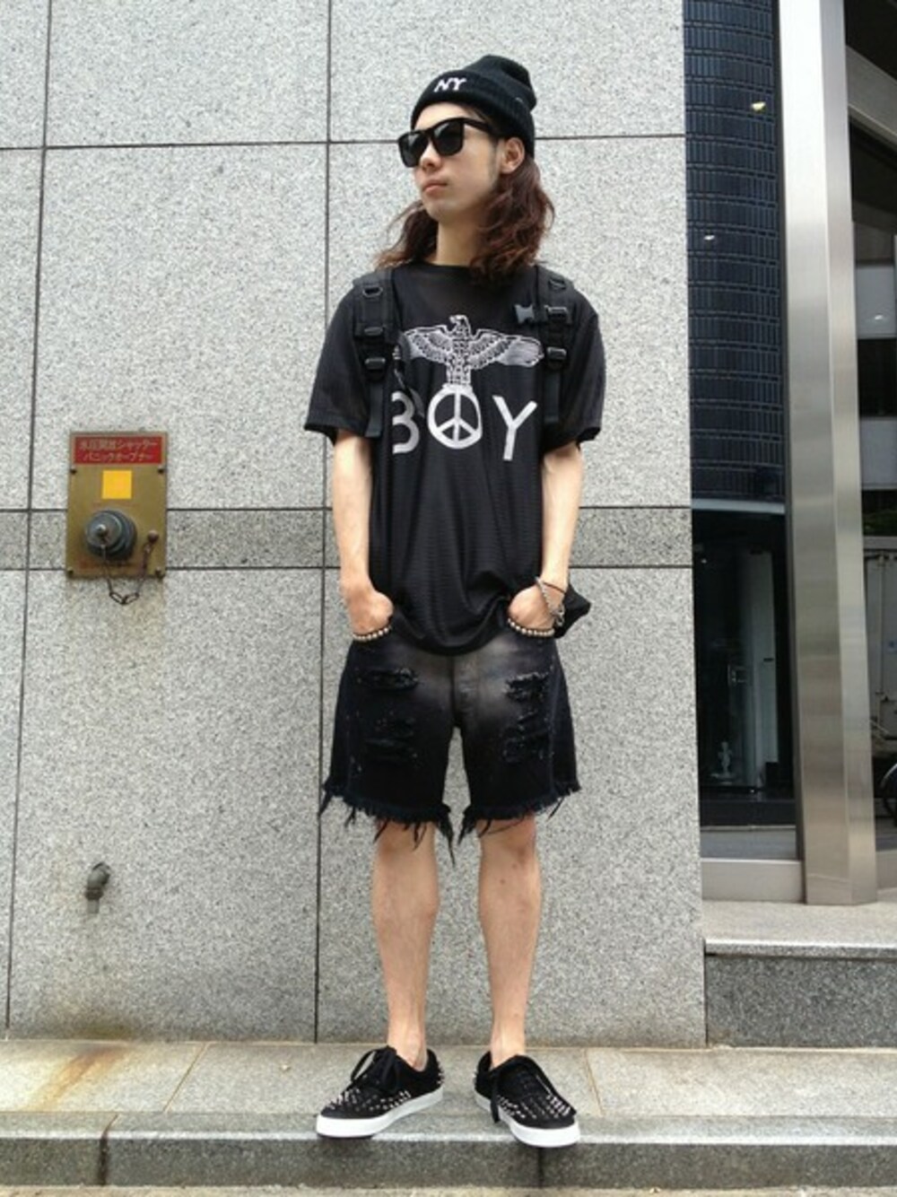 ブラック系のデニムパンツ、ブラック系のサングラスを着用したメンズの夏コーディネートの1枚目の写真