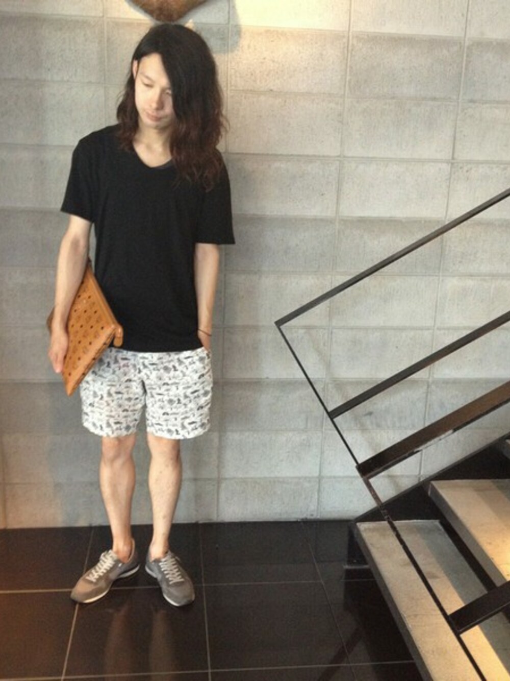 「MCMのLHP/ｴﾙｴｲﾁﾋﾟｰ/MCM/エムシーエム/POUCH LARGE（ポーチ、ブラウン系）」を使った、shintaro itoさん（メンズ・173cm）の夏コーディネートの1枚目の写真