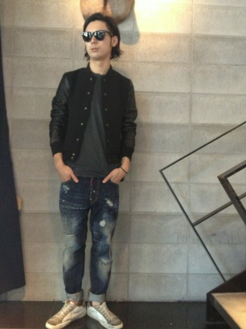 ブラック系のサングラスを着用したメンズの秋コーディネートの1枚目の写真