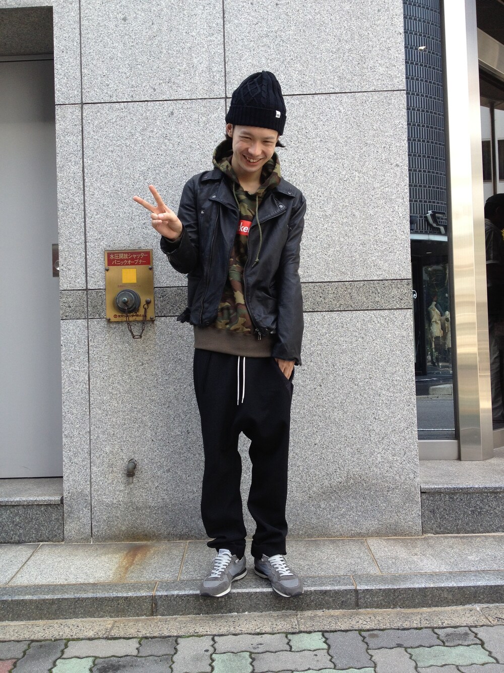 「PEACE！！、ライダース」｜「L.H.PのLHP/ｴﾙｴｲﾁﾋﾟｰ/TASS STANDARD/タススタンダード/LHP別注ﾀﾞﾌﾞﾙﾗｲﾀﾞｰｽ（ライダースジャケット、ブラック系）」を使った、shintaro itoさん（メンズ・173cm）の秋コーディネートの1枚目の写真