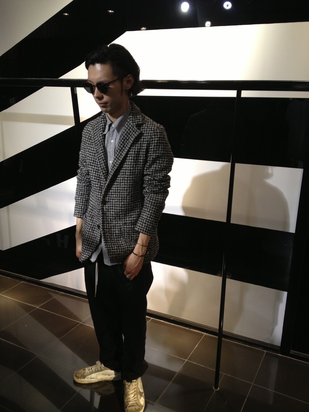 サングラスを着用したメンズの冬コーディネートの1枚目の写真