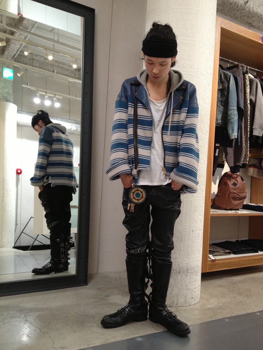 スラックスを着用したメンズの冬コーディネートの1枚目の写真