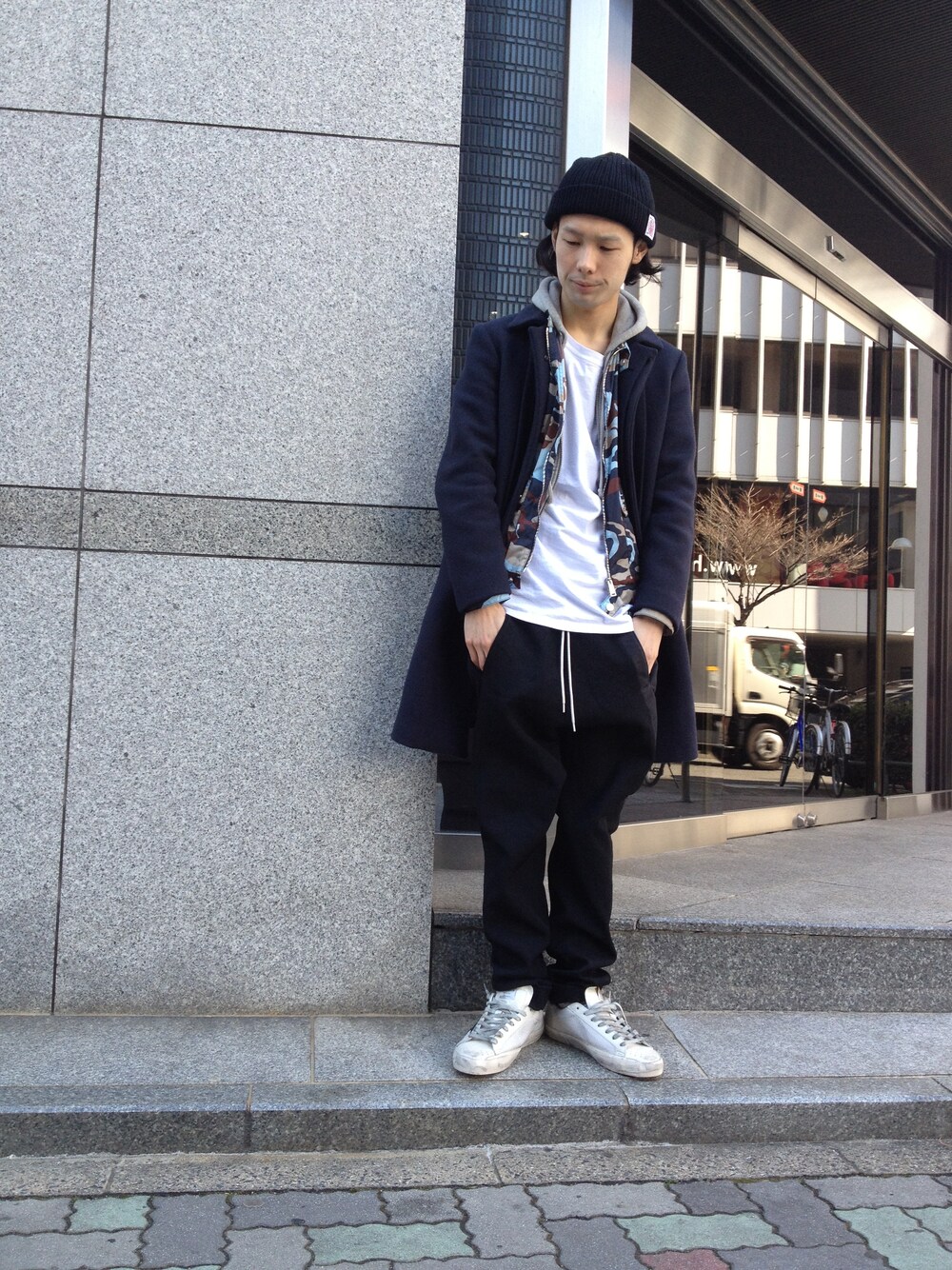 グレー系のスニーカー、ホワイト系のTシャツ/カットソーを着用したメンズの冬コーディネートの1枚目の写真