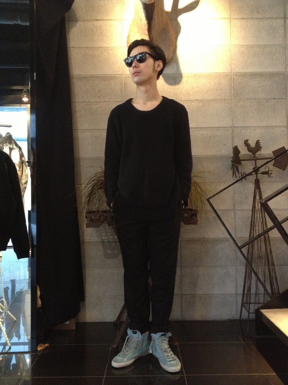 ホワイト系のニット/セーターを着用したメンズの冬コーディネートの1枚目の写真