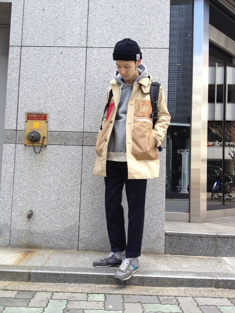 グレー系のパーカー、ブラック系のバックパック/リュックを着用したメンズの冬コーディネートの1枚目の写真