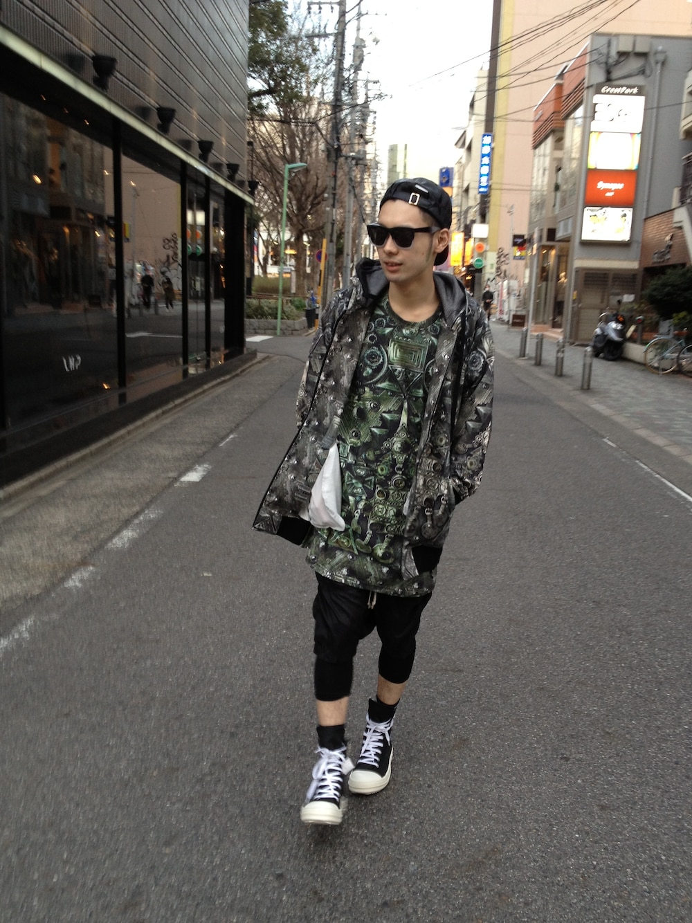 「ストリート、総柄トップス、ktz」｜「L.H.PのLHP/ｴﾙｴｲﾁﾋﾟｰ/ADSR/ｴｰﾃﾞｨｰｴｽｱｰﾙ/ATKINS（サングラス、ブラック系）」を使った、shintaro itoさん（メンズ・173cm）の春コーディネートの1枚目の写真