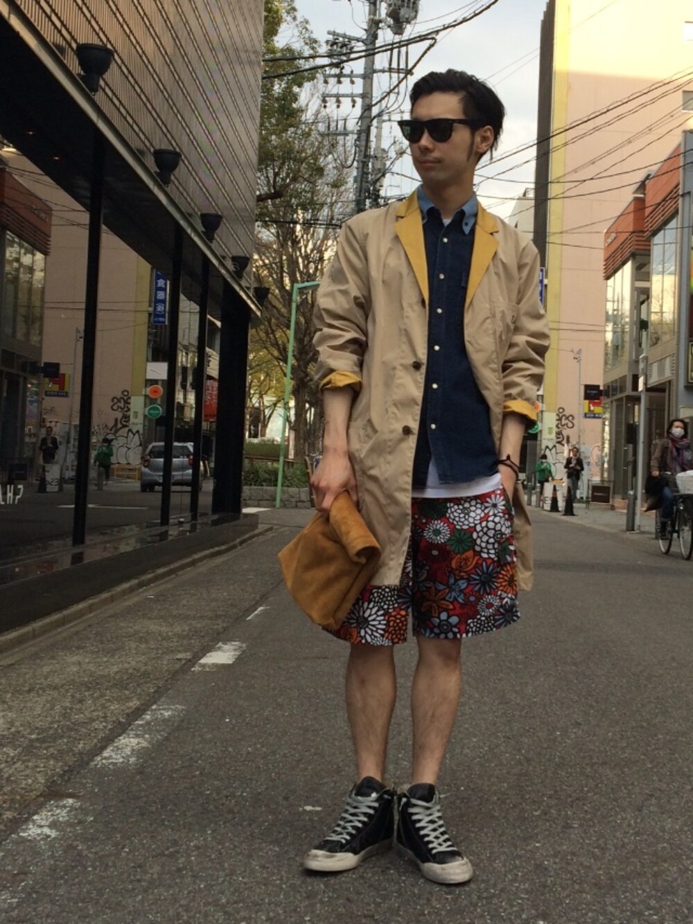 「コート、花柄、古着MIX」｜「L.H.PのLHP/エルエイチピー/UNHANDEVENT/アンハンドイベント/ダブルクロスコート（ステンカラーコート、ベージュ系）」を使った、shintaro itoさん（メンズ・173cm）の春コーディネートの1枚目の写真