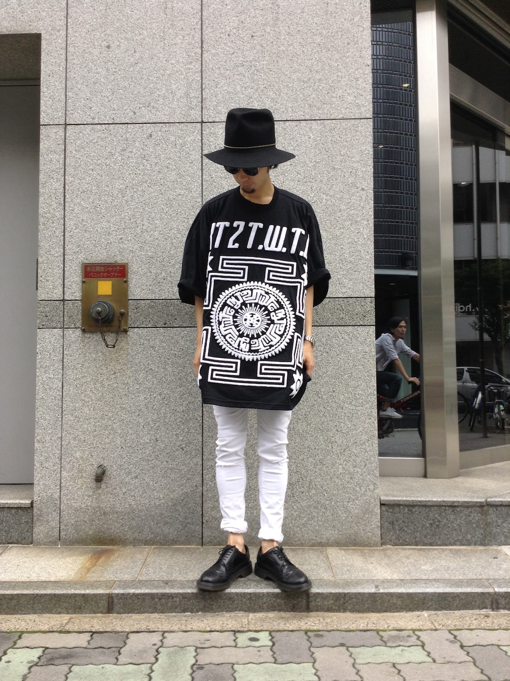 ホワイト系のスラックス、ブラック系のハット、シルバー系のサングラスを着用したメンズの夏コーディネートの1枚目の写真