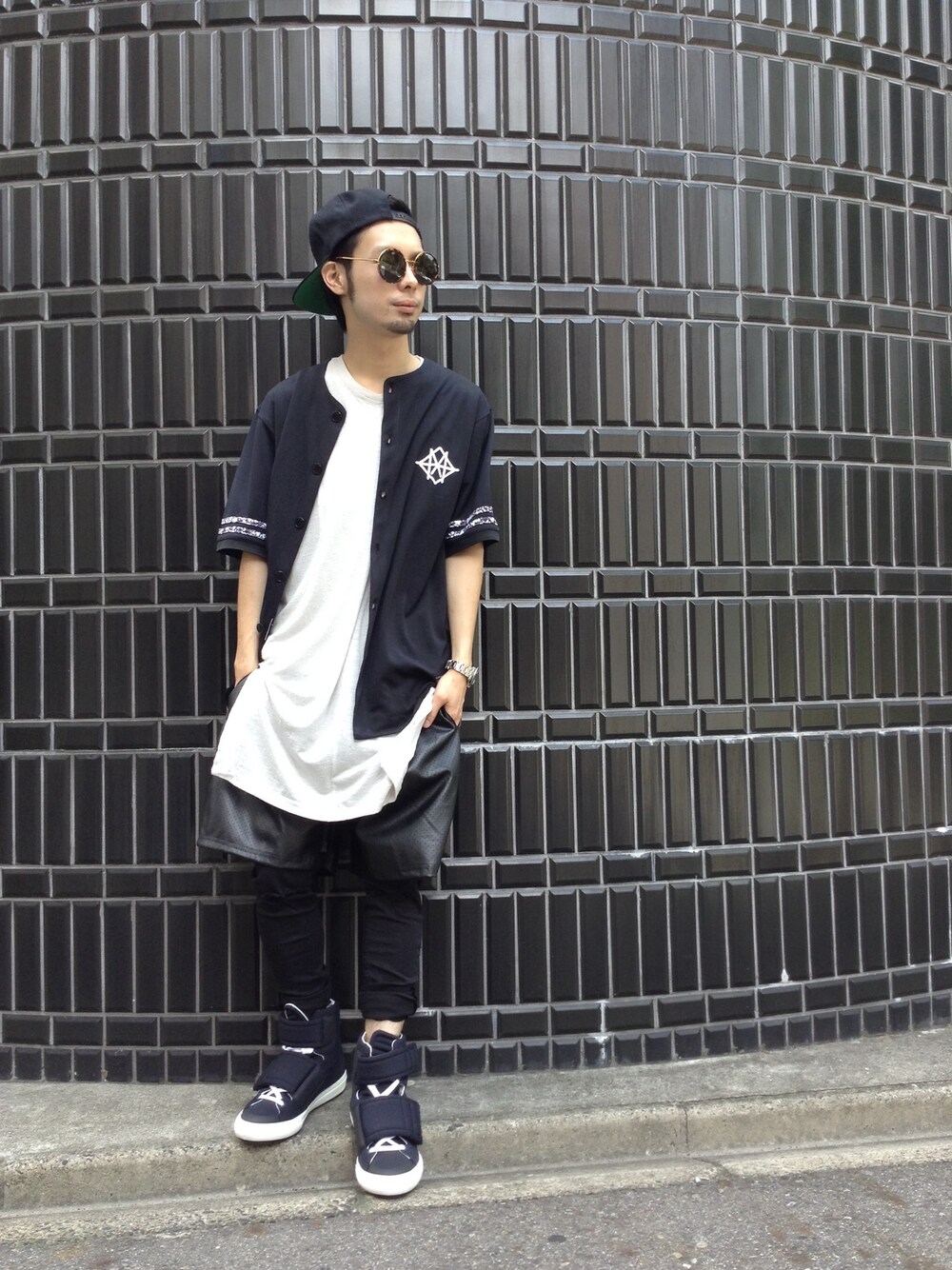 「レイヤード、ストリート、ベースボールシャツ、L.H.P」｜「L.H.PのLHP/エルエイチピー/CHMPGN/シャンペン・シャンパン/BASEBALL　JERSEY！（Tシャツ/カットソー、ブラック系）」を使った、shintaro itoさん（メンズ・173cm）の秋コーディネートの1枚目の写真