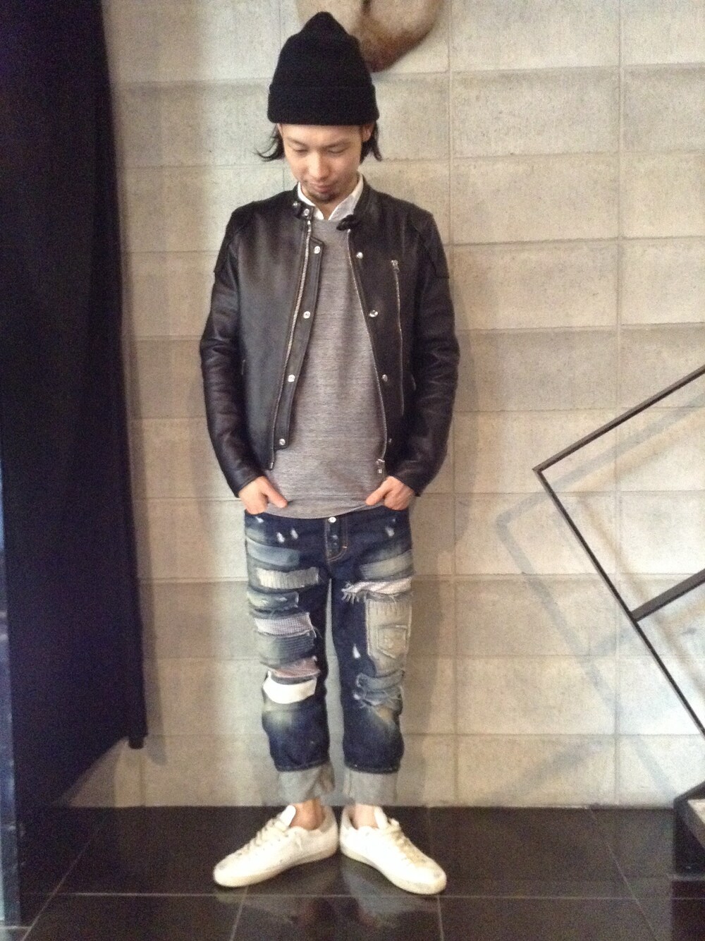「無地スウェット、L.H.P、GOLDEN GOOSE、DSQUARED2」｜「GOLDEN GOOSEのLHP/エルエイチピー/GOLDENGOOSE/ゴールデングース/SNEAKERS　SUPERSTAR（スニーカー、ホワイト系）」を使った、shintaro itoさん（メンズ・173cm）の秋コーディネートの1枚目の写真