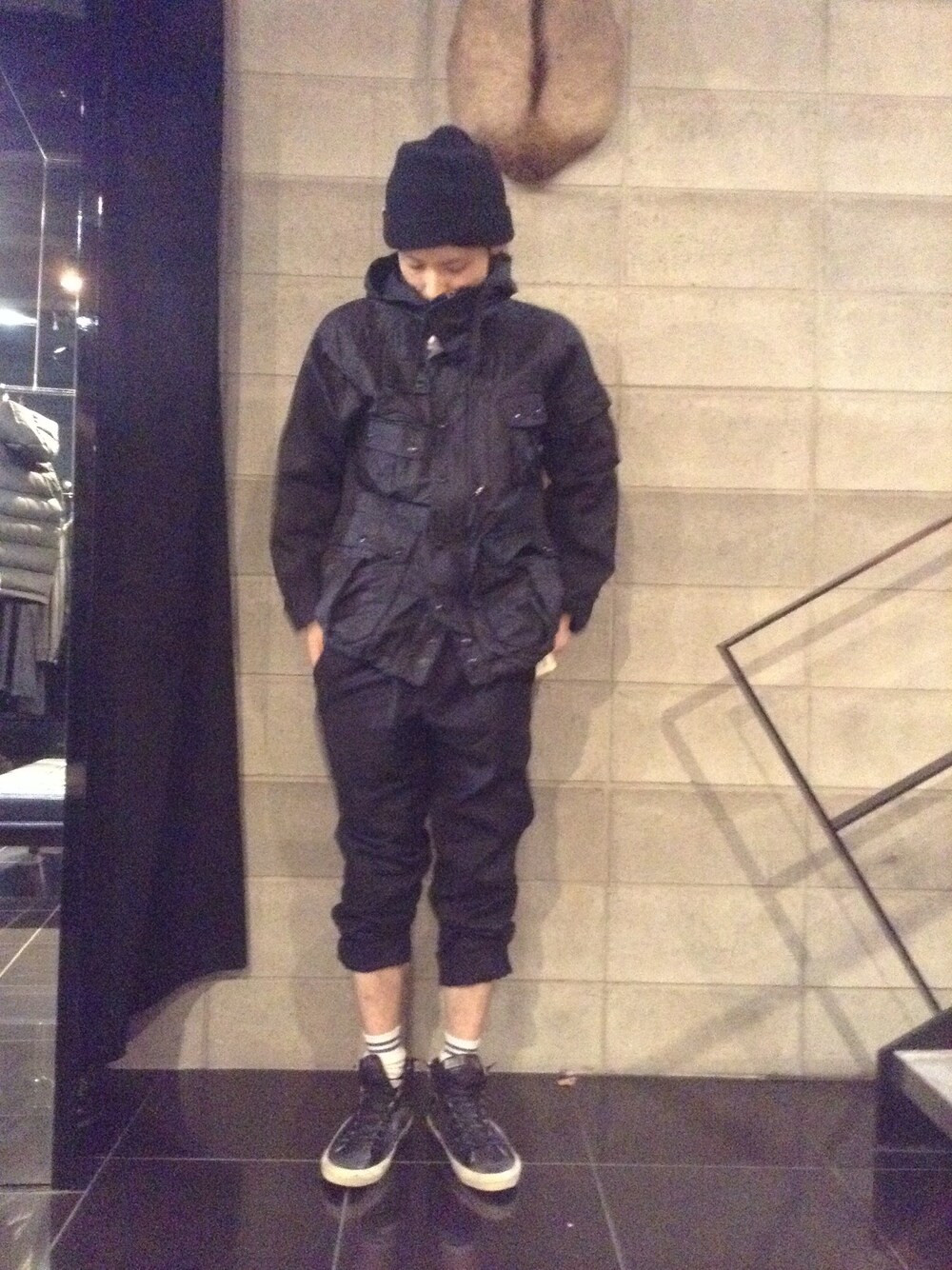「ワイドパンツ、ハイカットスニーカー、GOLDEN GOOSE、ENGINEERED GARMENTS、マウンテンパーカー」｜「L.H.PのLHP/エルエイチピー/GOLDENGOOSE/ゴールデングース/SNEAKERS　SLIDE（スニーカー、ブラック系）」を使った、shintaro itoさん（メンズ・173cm）の冬コーディネートの1枚目の写真