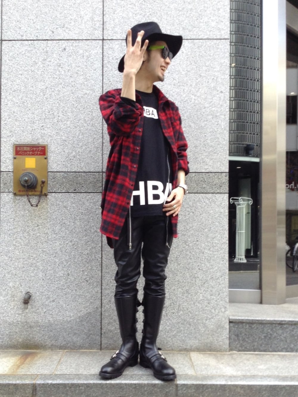 レッド系のシャツ/ブラウス、スラックス、ブラック系のTシャツ/カットソーを着用したメンズの冬コーディネートの1枚目の写真