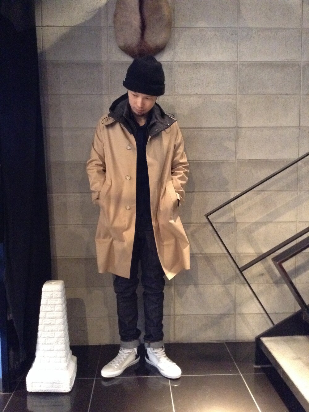 「インディゴデニム、アウター×グレーパーカー、MACKINTOSH、GOLDEN GOOSE、LHP」｜「L.H.PのLHP/エルエイチピー/BALABUSHKA/バラブシュカ/Knit Beanie（ニットキャップ/ビーニー、ブラック系）」を使った、shintaro itoさん（メンズ・173cm）の冬コーディネートの1枚目の写真
