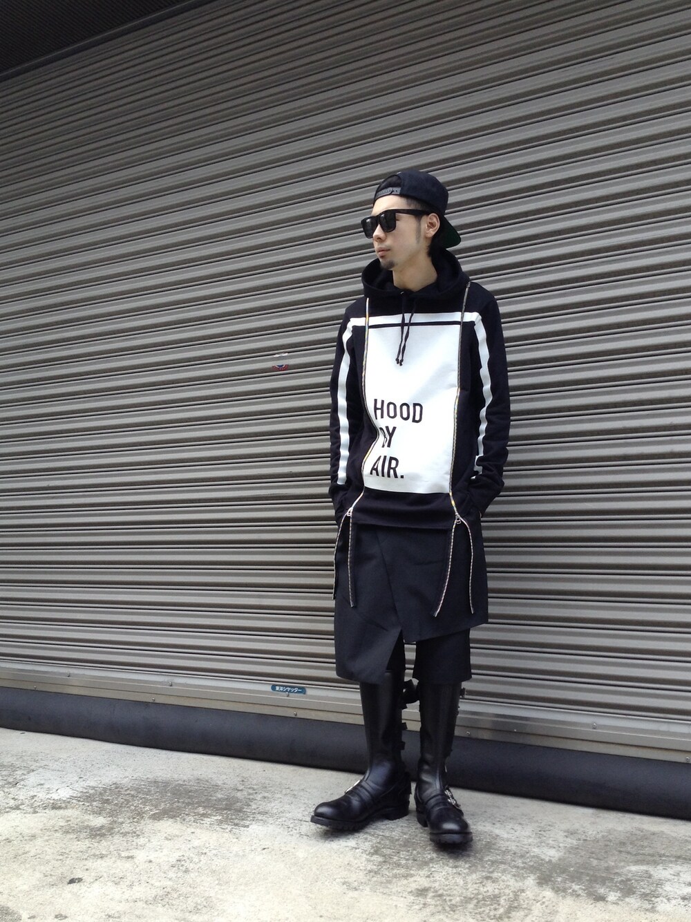 「サングラス、LHP、HOOD BY AIR、hba、black means、d.gnak、腰巻きスタイル、黒スキニー、ストリート」｜「A.D.S.R.のLHP/エルエイチピー/ADSR/エーディーエスアール/ATKINS（サングラス、ブラック系）」を使った、shintaro itoさん（メンズ・173cm）の冬コーディネートの1枚目の写真