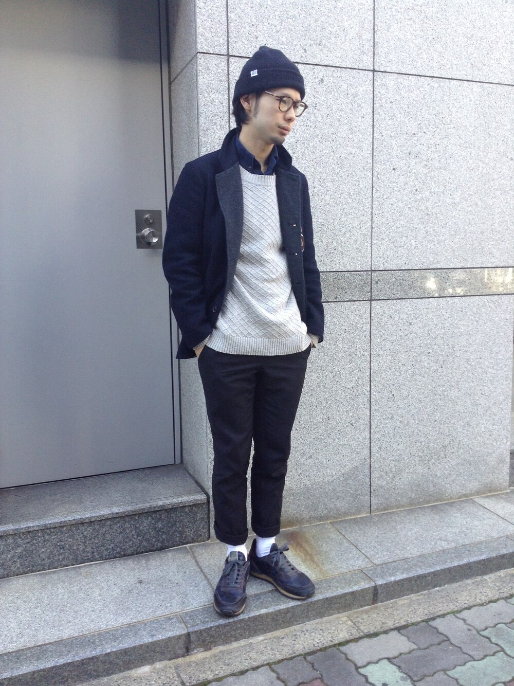 「白ソックス、シャツ×ニット、めがね、valentino、UMIT BENAN、LANVIN」｜「L.H.PのLHP/エルエイチピー/BALABUSHKA/バラブシュカ/Knit Beanie（ニットキャップ/ビーニー、ブラック系）」を使った、shintaro itoさん（メンズ・173cm）の冬コーディネートの1枚目の写真