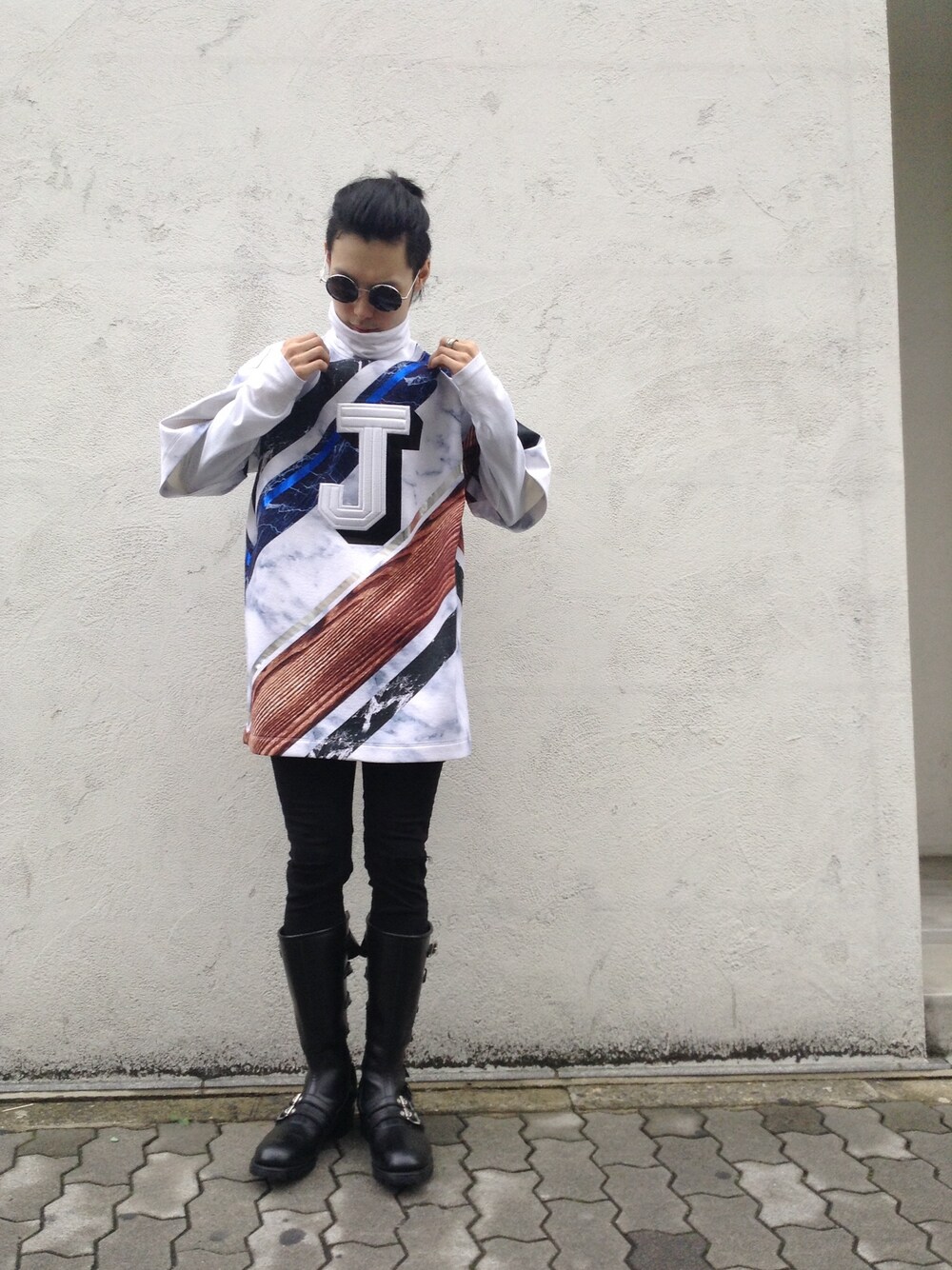 ホワイト系のTシャツ/カットソー、ブラック系のスラックス、シルバー系のサングラスを着用したメンズの冬コーディネートの1枚目の写真