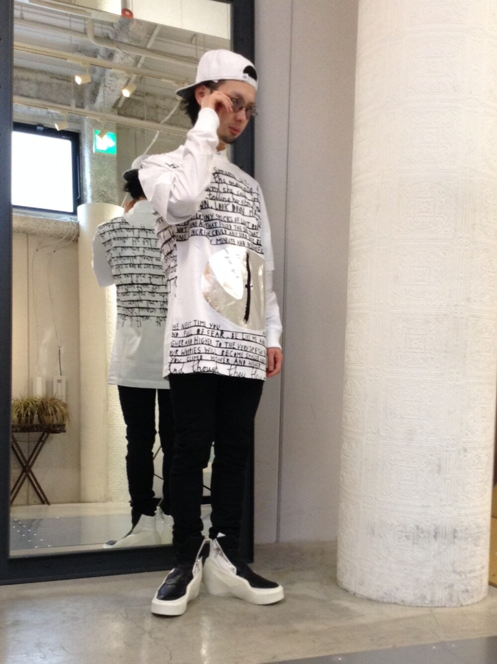 「JUUN.J、JULIUS、Danke schon、モノトーン、モード、ストリート、LHP」｜「L.H.PのLHP/エルエイチピー/DankeSchon/ダンケシェーン/Damage Skinny Pants（スラックス、ブラック系）」を使った、shintaro itoさん（メンズ・173cm）の冬コーディネートの1枚目の写真