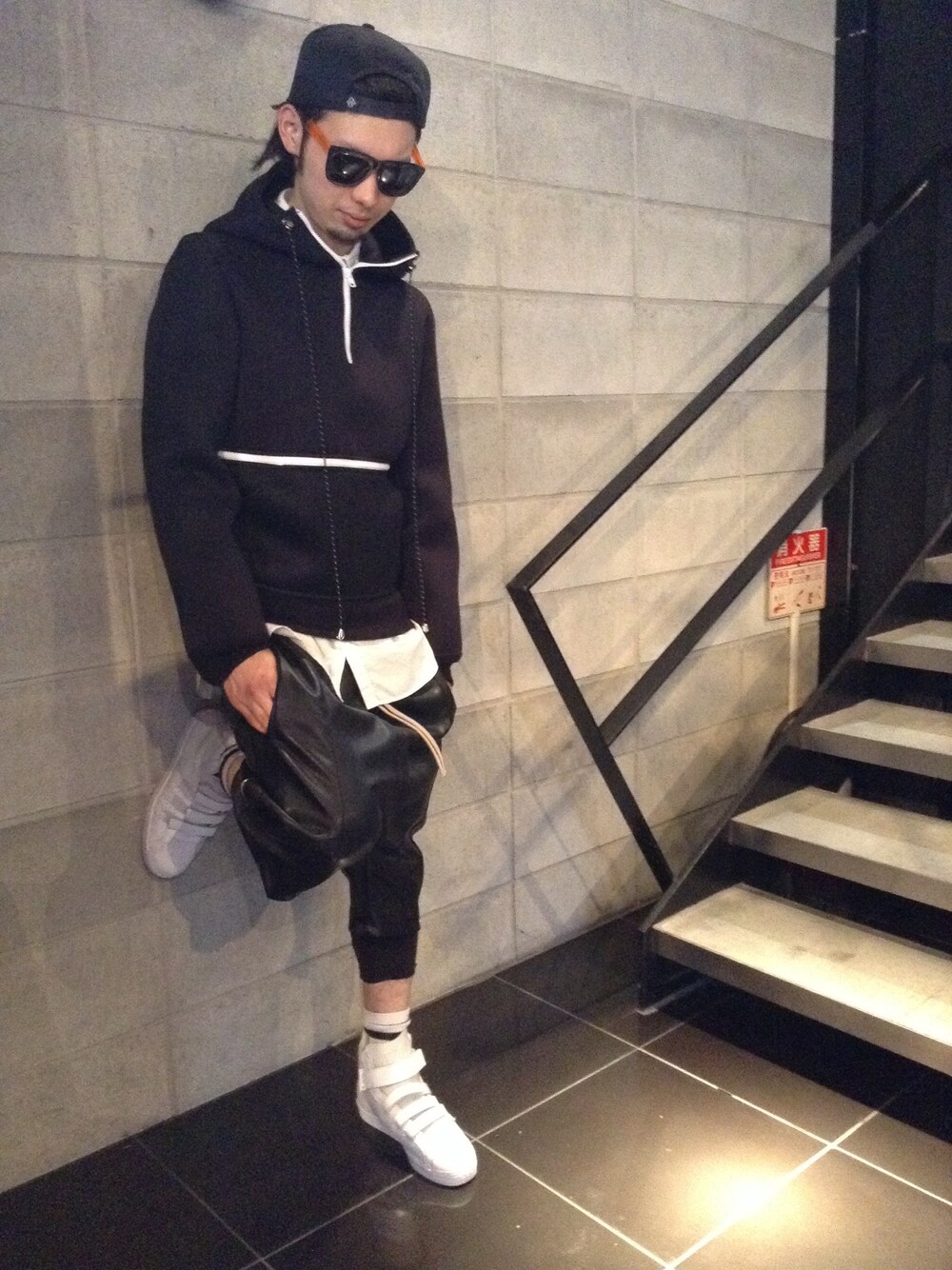 「ホワイトスニーカー、シャツ×パーカー、ラインソックス、JUUN.J、LPD NEW YORK CITY、adidas、ストリート」｜「L.H.PのLHP/エルエイチピー/CHMPGN/シャンパン・シャンペン/CHMPGN　CLASSIC ALL BLACK（キャップ、ブラック系）」を使った、shintaro itoさん（メンズ・173cm）の春コーディネートの1枚目の写真