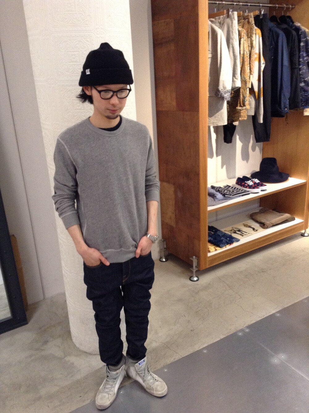 「インディゴ、無地スウェット、GOLDEN GOOSE、Todd Snyder、上から撮ってみました」｜「A.D.S.R.のLHP/エルエイチピー/ADSR/エーディーエスアール/MAY（サングラス、ブラック系）」を使った、shintaro itoさん（メンズ・173cm）の春コーディネートの1枚目の写真