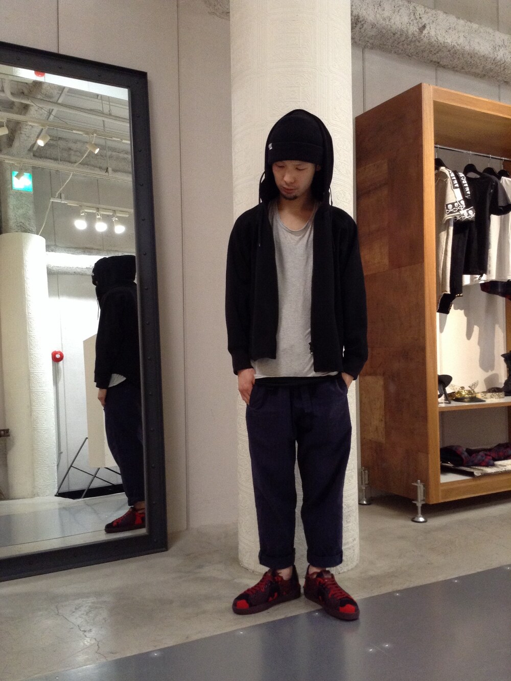 「パーカー、スニーカー、カモフラ、valentino、UMIT BENAN、GOLDEN GOOSE」｜「L.H.PのLHP/エルエイチピー/BALABUSHKA/バラブシュカ/Knit Beanie（ニットキャップ/ビーニー、ブラック系）」を使った、shintaro itoさん（メンズ・173cm）の春コーディネートの1枚目の写真