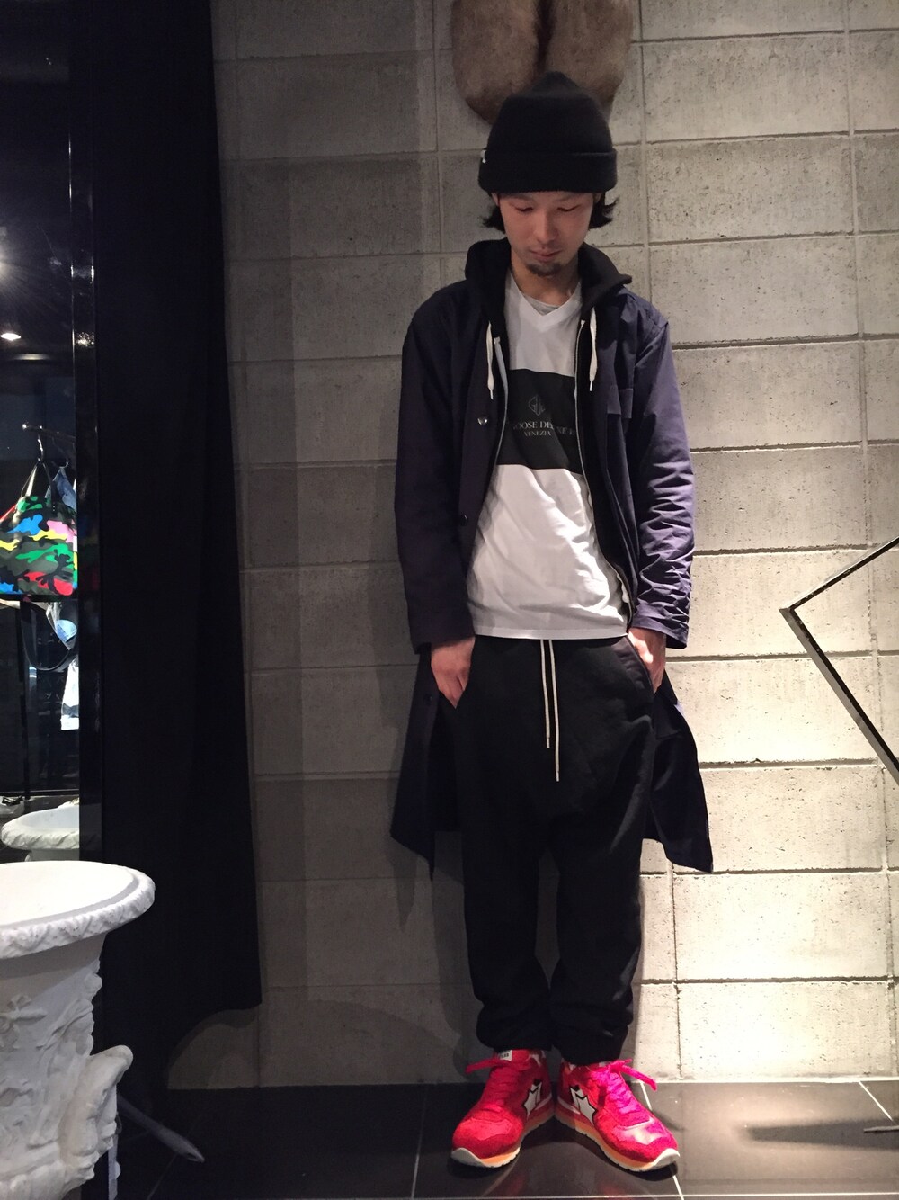 「Vネック、サルエルパンツ、ボックスロゴ、LHP、GOLDEN GOOSE、UMIT BENAN、Atlantic STARS」｜「L.H.PのLHP/エルエイチピー/BALABUSHKA/バラブシュカ/Knit Beanie（ニットキャップ/ビーニー、ブラック系）」を使った、shintaro itoさん（メンズ・173cm）の春コーディネートの1枚目の写真