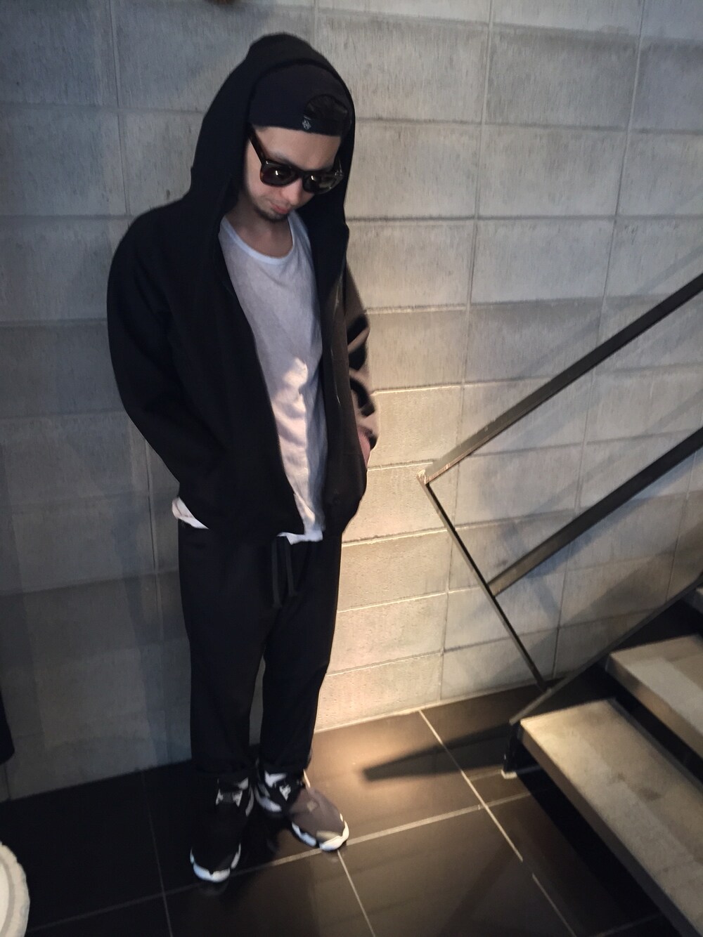 「LHP、GOLDEN GOOSE、Y-3、ストライプパンツ、スポーツミックス、黒スニーカー」｜「GOLDEN GOOSEのアイテム（スラックス、グレー系）」を使った、shintaro itoさん（メンズ・173cm）の春コーディネートの1枚目の写真