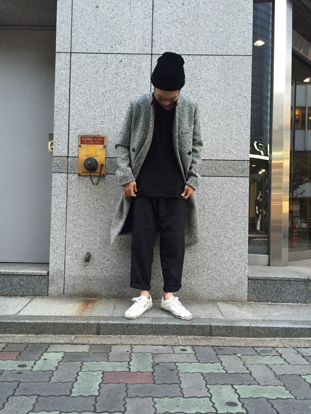 「LHP、秋服、チェスターコート、めがね、UMIT BENAN、GOLDEN GOOSE、A.D.S.R.、シンプル」｜「umit benanのアイテム（チェスターコート、グレー系）」を使った、shintaro itoさん（メンズ・173cm）の夏コーディネートの1枚目の写真