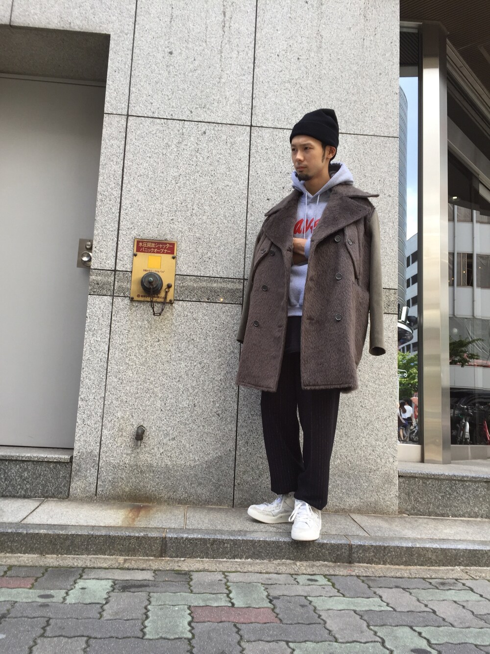 「GOLDEN GOOSE、LHP、PROPER GANG、オーバーサイズ、ストリートMIX、コート、パーカー、ニット帽」｜「GOLDEN GOOSEのアイテム（スラックス、ブルー系）」を使った、shintaro itoさん（メンズ・173cm）の秋コーディネートの1枚目の写真
