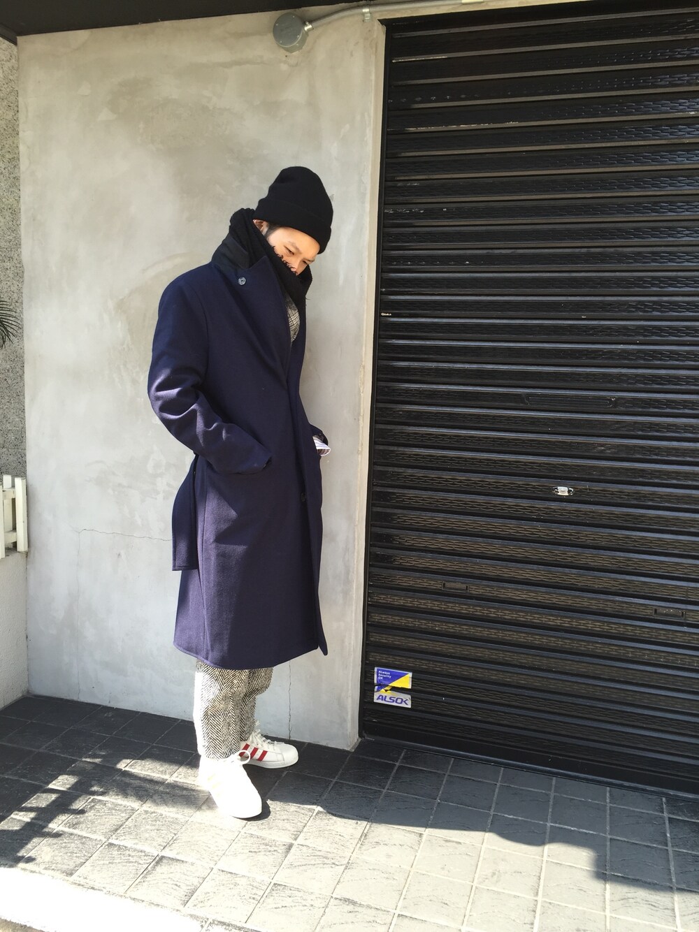 「LHP、TONSURE、UMIT BENAN、adidas originals、アディダス、トレーナー、ロングコート」｜「adidas Originalsのアイテム（スニーカー、ホワイト系）」を使った、shintaro itoさん（メンズ・173cm）の秋コーディネートの1枚目の写真