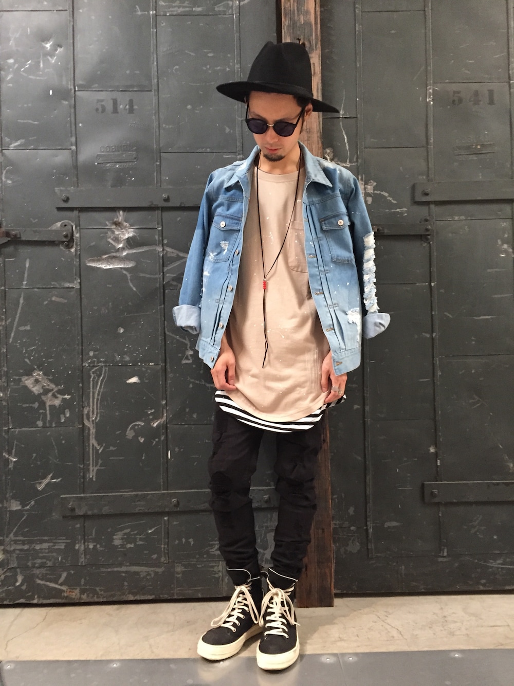 「LHP、Danke schon、drkshdw、ストリート、デニムジャケット、秋服、ブラック、ベージュ」｜「DANKE SCHONのDankeSchon/ダンケシェーン/Damage Denim Jacket（デニムジャケット、ブルー系）」を使った、shintaro itoさん（メンズ・173cm）の秋コーディネートの1枚目の写真